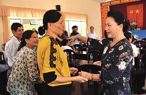 <span style="background-color:wheat;">Chủ tịch Quốc hội Nguyễn Thị Kim Ngân:</span> Chính quyền luôn đứng về phía người dân,
bảo vệ quyền lợi chính đáng của nhân dân