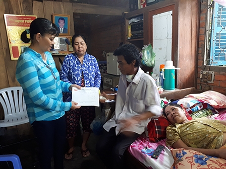 Trao tiền từ thiện