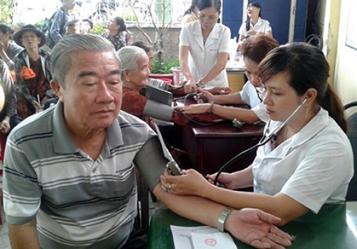 Gần 200 bệnh nhân phường Trà Nóc được khám bệnh
và cấp thuốc miễn phí