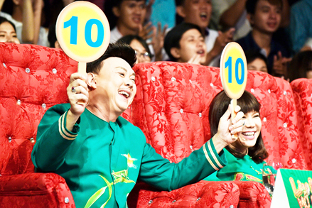 Giám khảo hay
“giám khen”?