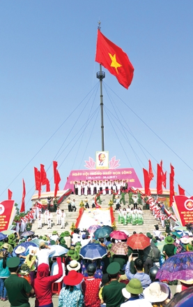 Thượng cờ Tổ quốc mừng Ngày Thống nhất non sông