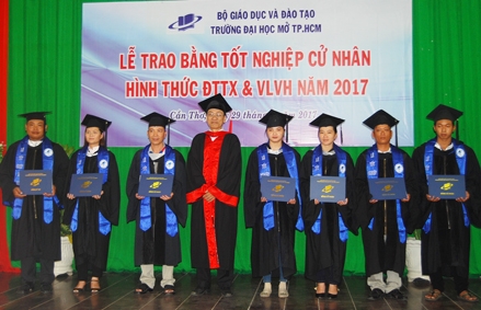 Trao bằng tốt nghiệp cho 144 tân cử nhân, kỹ sư