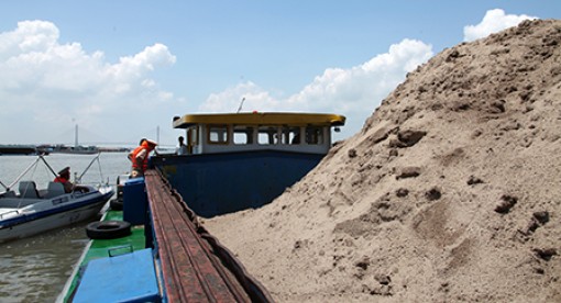 Phát hiện, tạm giữ  9 sà lan
chở hàng ngàn m<sup>3</sup> cát không rõ nguồn gốc