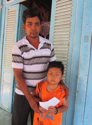 Trao tiền từ thiện