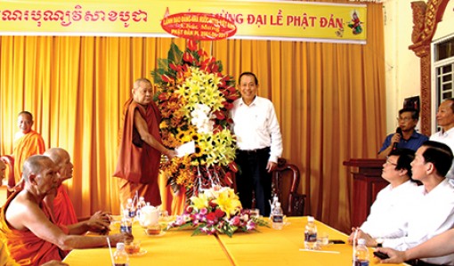 Phó Thủ tướng Thường trực Trương Hòa Bình 
chúc mừng lễ Phật đản tại Cần Thơ