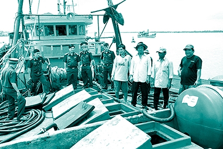 <span style="background-color:wheat;">Sóc Trăng</span>
Tạm giữ tàu chở khoảng 20.000 lít dầu lậu