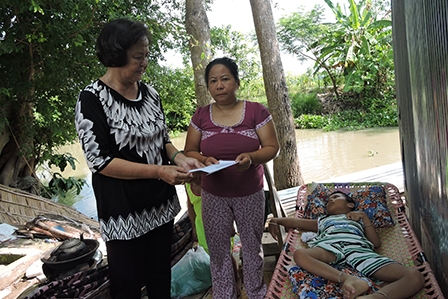 Trao tiền từ thiện