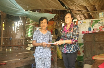 Trao tiền từ thiện