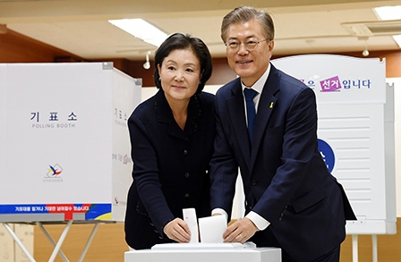 <span style="background-color:wheat;">Bầu cử Tổng thống Hàn Quốc:</span> Ông Moon Jae-in dẫn đầu trong các cuộc thăm dò ngoài phòng phiếu