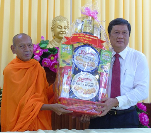 Lãnh đạo thành phố chúc mừng quý vị chức sắc,
phật tử nhân Đại lễ Phật Đản 2017