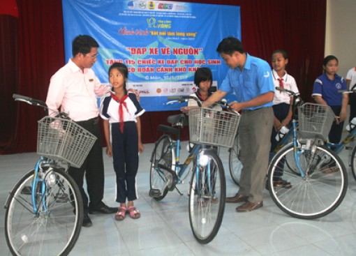 Hành trình Kết nối tấm lòng vàng đến với học sinh nghèo