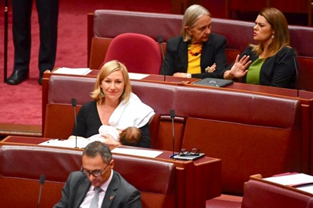 Cho con bú khi đang họp Quốc hội