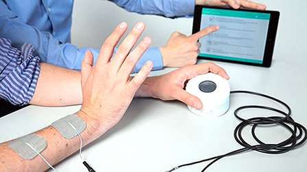 Thiết bị giúp bệnh nhân tự phục hồi 
cánh tay bị liệt