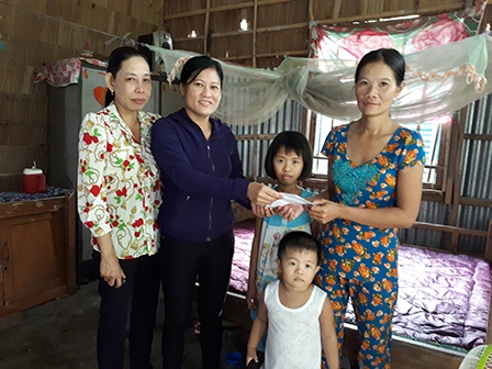 Trao tiền từ thiện