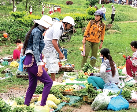 Chợ “chồm hổm” trên núi Cấm