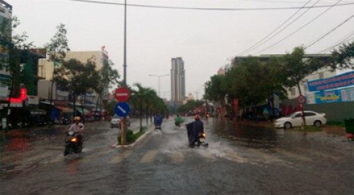 Mưa lớn gây ngập nghẹt nhiều tuyến đường nội ô TP Cần Thơ