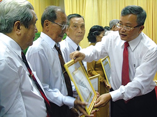 Trao Huy hiệu cao niên tuổi Đảng
và phát động Tết trồng cây đời đời
nhớ ơn Bác Hồ