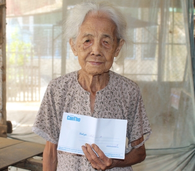 Trao tiền từ thiện