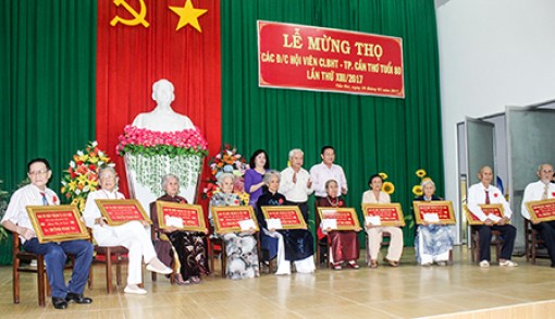 <span style="background-color:wheat;">Câu lạc bộ Hưu trí TP Cần Thơ </span>
Mừng thọ 80 tuổi cho 13 hội viên