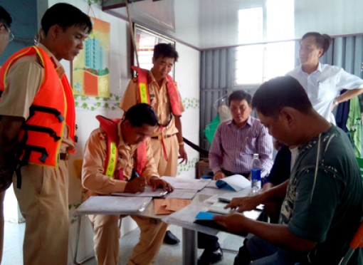 Kiểm tra hoạt động khai thác cát trên tuyến sông Hậu