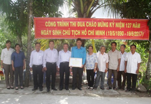 Gắn biển 2 công trình thi đua