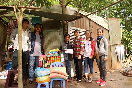 Trao tiền từ thiện