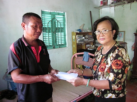 Trao tiền từ thiện