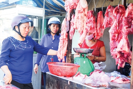 Chủ trang trại, doanh nghiệp mở sạp bán thịt heo