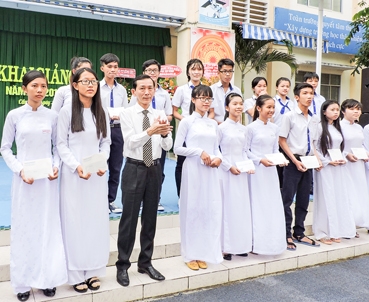 Khuyến khích học sinh nữ mặc áo dài truyền thống đi học