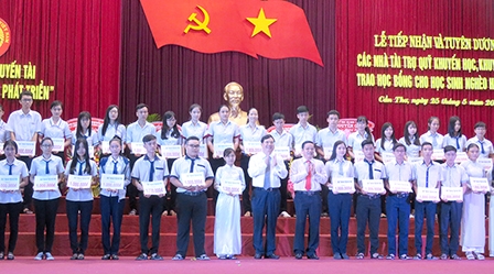 Nâng bước học sinh nghèo đến trường