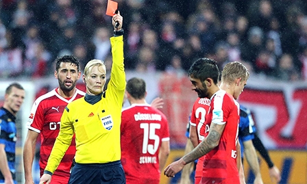 Bibiana Steinhaus - Bóng hồng thổi bay định kiến giới