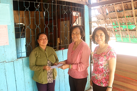 Trao tiền từ thiện