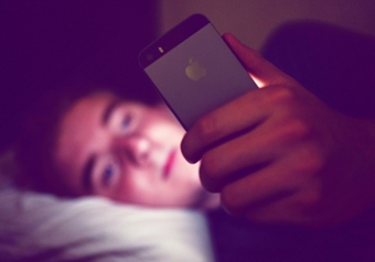 Hiểm họa sức khỏe khi trẻ sử dụng điện thoại đêm khuya