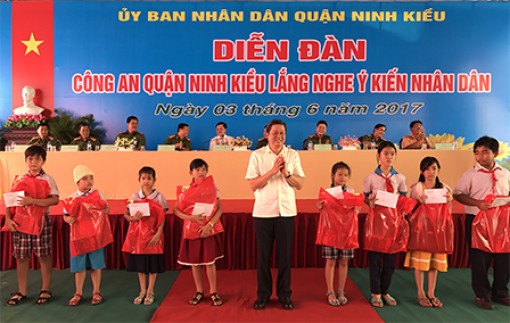 Nêu cao tinh thần vì nhân dân phục vụ