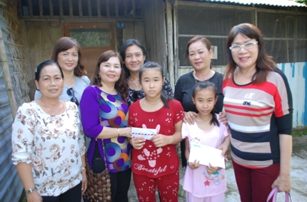 Trao tiền từ thiện