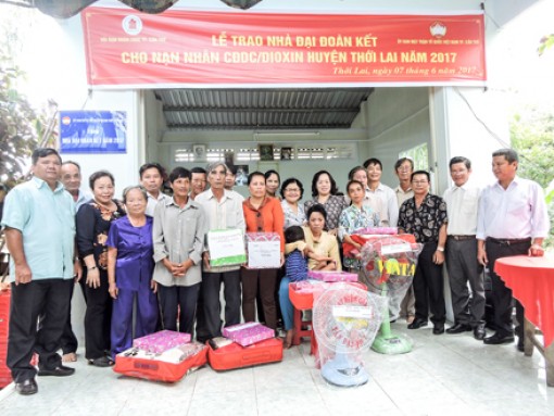 Bàn giao 5 căn nhà Đại đoàn kết cho nạn nhân chất độc da cam