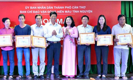 Tôn vinh 102 hộ gia đình, cá nhân hiến máu tiêu biểu