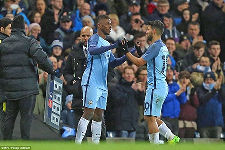 Thay 4 người
trong trận đấu bóng đá