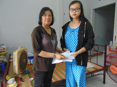 Trao tiền từ thiện