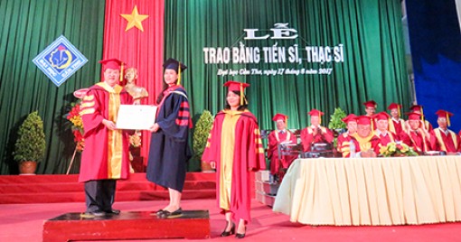 Trao bằng tốt nghiệp 
cho 451 tân thạc sĩ, tiến sĩ
