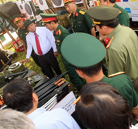 Chủ động làm thất bại âm mưu
phi chính trị hóa Quân đội