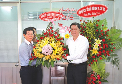 Lãnh đạo thành phố thăm, chúc mừng các cơ quan báo chí