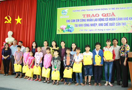 Tặng quà cho con công nhân lao động
có hoàn cảnh khó khăn