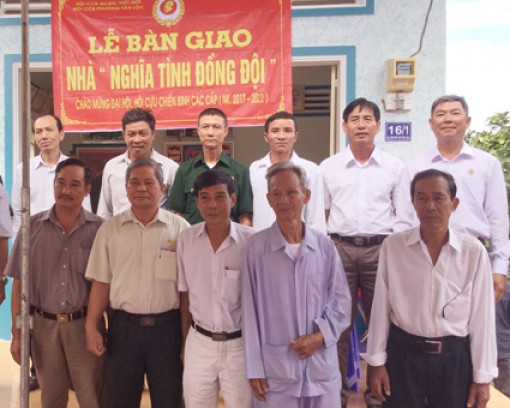Bàn giao nhà "Nghĩa tình đồng đội"