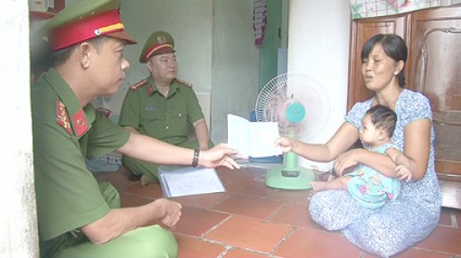 Cấp, phát hộ khẩu tận nhà cho nhân dân