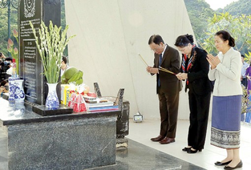 Chủ tịch Quốc hội Nguyễn Thị Kim Ngân và Chủ tịch Quốc hội Lào Pany Yothotou dâng hương tại Khu di tích lịch sử Trung đoàn 52 Tây Tiến