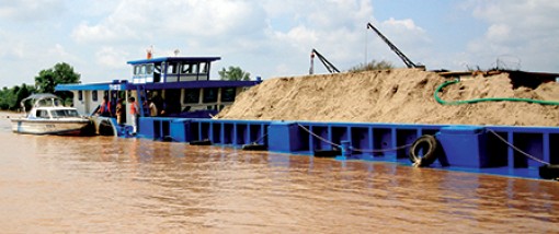 Nỗ lực ngăn chặn 
khai thác cát trái phép