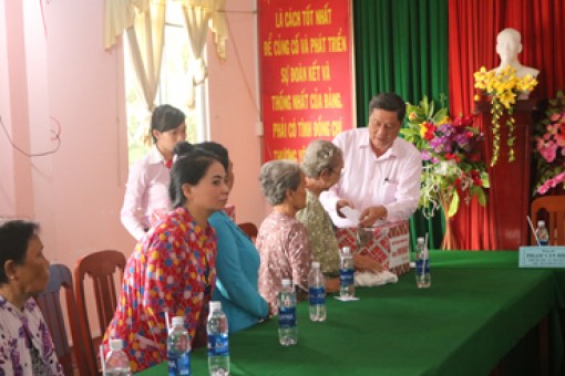 Đồng chí Phạm Văn Hiểu thăm, tặng quà gia đình chính sách