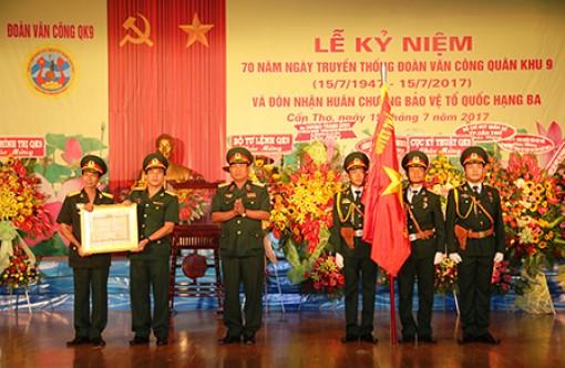 Kỷ niệm 70 năm Ngày Truyền thống và đón nhận Huân chương Bảo vệ 
Tổ quốc hạng Ba