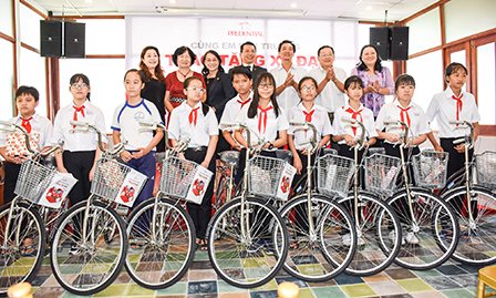 Tặng xe đạp cho học sinh nghèo, hiếu học ở quận Ninh Kiều